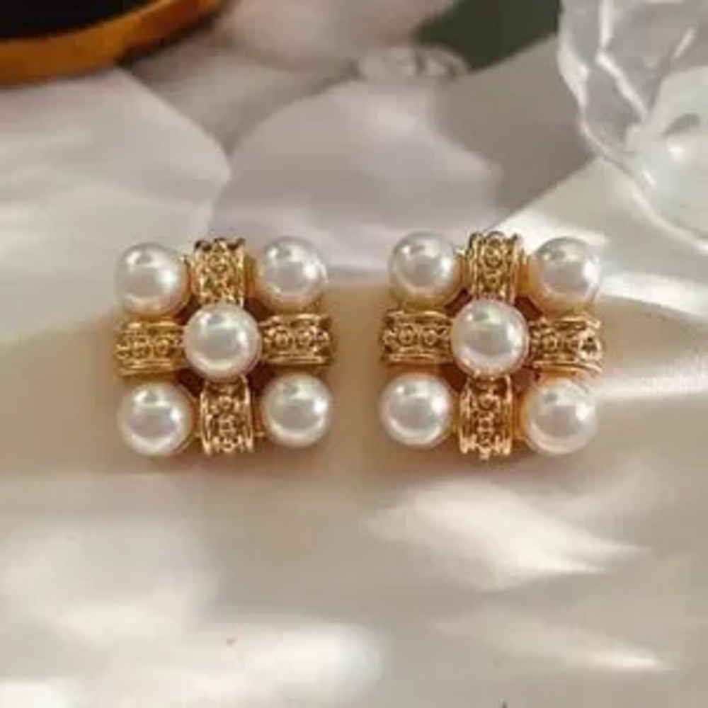 Pearl earrings? N314